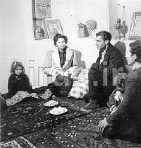 عکس/ خانه روستایی زیر کفش‌های شاه و ملکه 