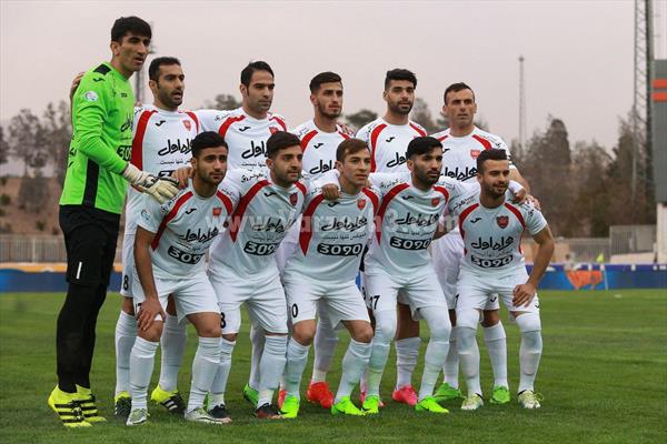 در ادامه برد شیرین پرسپولیس: قهرمانی شیرین همراه با رکوردی خارق العاده در انتظار پرسپولیس/ تیم پرسپولیس با پیروزی یک گام دیگر به قهرمانی نزدیک شد