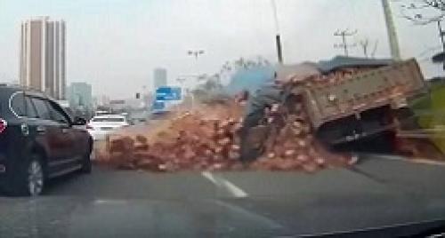 لحظه وحشتناک دفن شدن خودرو+عکس