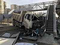 برخورد کامیون با پله برقی در نوبنیاد +عکس