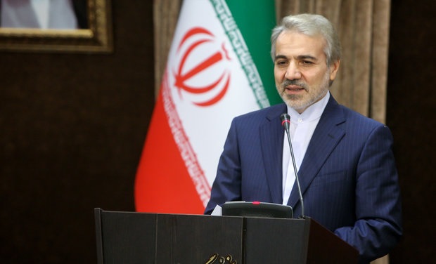 کیلویی حرف زدن فایده ای ندارد/ تا زمانی که در رکود هستیم تعداد کارکنان باید کم شود/دست به نامه شدن احمدی‌نژاد خوب است