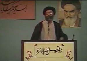 فیلم/ انفجار بمب در خطبه‌های نماز جمعه رهبر معظم انقلاب در اسفند ماه سال ۶۳