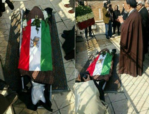 اعتراض مدیر پایگاه خبری حامیان ولایت به سید محمد دعائی در حال نماز خواندن بر پرچم شیر خورشید