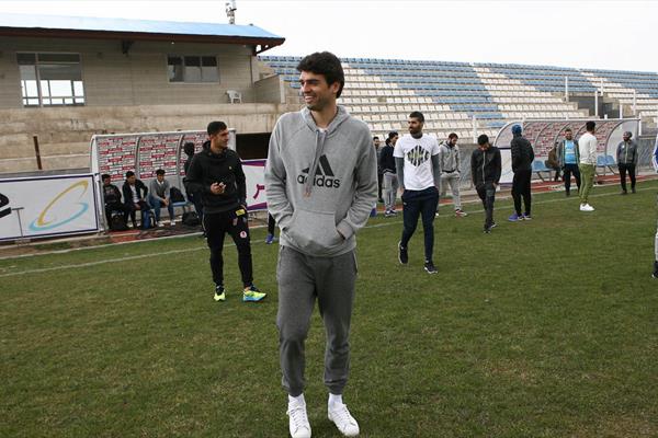 درگیری هوادران پرسپولیس با ستاره جنجالی استقلال/فحاشی ودرگیری هوادران پرسپولیس با ششاه ماهی استقلال به درگیری کشیده شد/شکایت بازیکن جنجالی استقلال از هودارن سرخ پوش