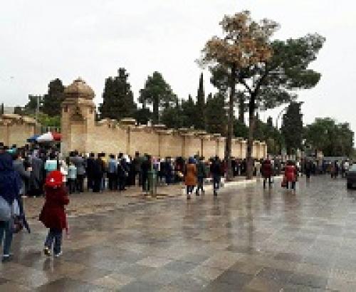  عکس/ صف ۱۰۰متری برای بازدید حافظیه شیراز