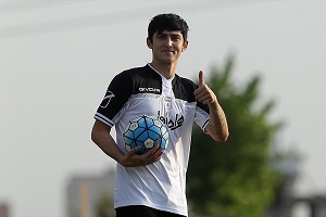 دومین خرید جنجالی پرسپولیس رونمایی شد:لژیونر تیم ملی وشاه ماهی انگلیسی در چندقدمی سرخ پوش شدن /بمب جذاب نقل و انتقالات بالاخره پیشنهاد سرخ ها را تایید کرد