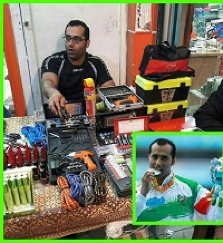 عکس/ قهرمان المپیک در حال دستفروشی
