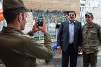 عکس یادگاری یک سرباز با عباس جدیدی