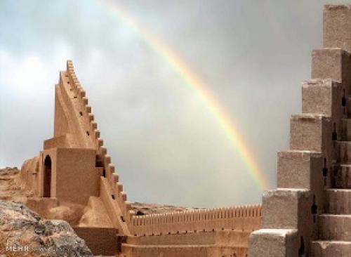  عکس/ پدیدارشدن رنگین کمان روی ارگ بم