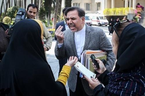 برخورد دور از شأن آخوندی با یک خبرنگار: یک جو عقل داشته باشید + تصاویر