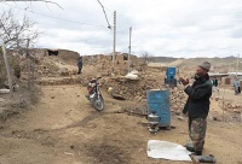 عکس/نماز مرد روستایی در کنار خانه ویران شده‌اش