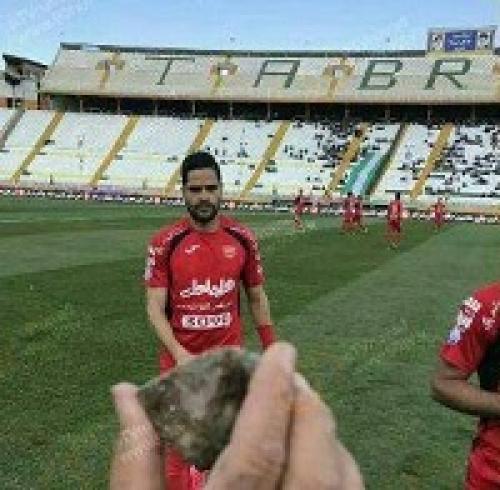  عکس/ پرتاب سنگ به پرسپولیسی ها در تبریز