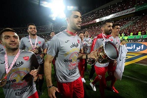 جنجال در رختکن پرسپولیس در شب جشن قهرمانی:درگیری بازیکنان در رختکن سرخ پوشان با یکدیگر/عصبانیت شدید دوبازیکن جنجالی و حواشی درگیری در زمین/بی آبرویی در جشن قهرمانی پرسپولیس