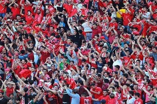 خشم شدید هواداران پرسپولیس از اظهارات جنجالی مجری/درگیری هوادران با مجری معروف تلویزیون 