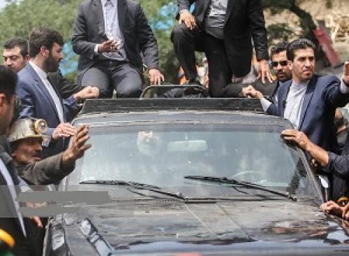 فیلم/حمله معدنچیان به خودرو حامل روحانی