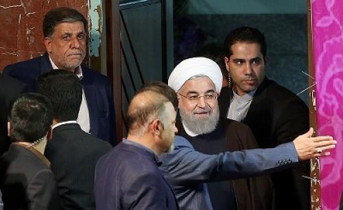 روحانی شب انتخابات دست به جیب شد!/وام ۱۰ میلیونی به «دهیاران»،پس از تهدید روستائیان