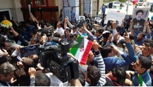 فیلم/ استقبال پرشور از رئیسی در فرودگاه شهرکرد