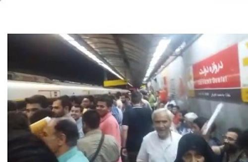 فیلم/ شعار هواداران رئیسی در متروی دروازه دولت/ آخر هفته روحانی رفته!