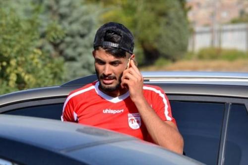 درگیری سرخابی ها برسر بازیکن جنجالی لیگ برتر:بالاترین پیشنهاد پرسپولیس به شاه ماهی لیگ برتر/مذاکرات پنهانی منصوریان با شاه ماهی در هتل/بمب لیگ برتر برسر دوراهی سرخابی ها
