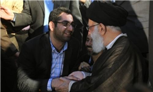 برای رهبر انقلاب دو رباعی خواندم/ چفیه آقا را به یادگار گرفتم