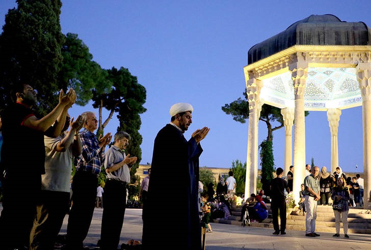 عکس/مراسم جزء خوانی قرآن کریم در آرامگاه حافظ