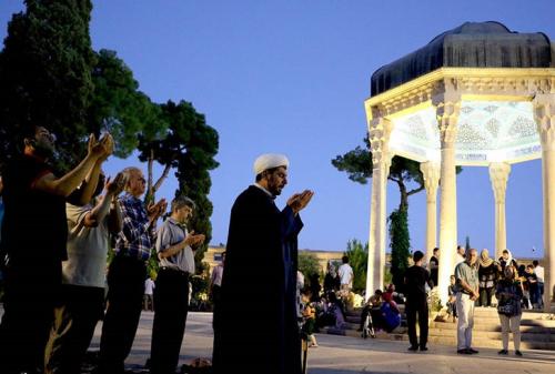 عکس/مراسم جزء خوانی قرآن کریم در آرامگاه حافظ