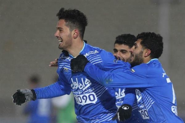 بمب جنجالی منصوریان در زمین پرسپولیس:خرید دومین بازیکن جنجالی سرخ پوشان توسط منصوریان/با افتخار پیراهن استقلال را می پوشم/شاه ماهی پرسپولیس به استقلال پیوست