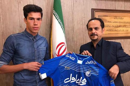 اتش بازی منصوریان دراردوگاه پرسپولیس:پیراهن آبی بر تن یک پرسپولیسی/سومین بازیکن جنجالی سرخ پوشان رسما به استقلال پیوست/جنجال منصوریان در پرسپولیس طوفان به پاکرد