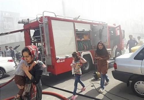 شعله‌ور شدن خودرو در پارکینگ مجتمع مسکونی