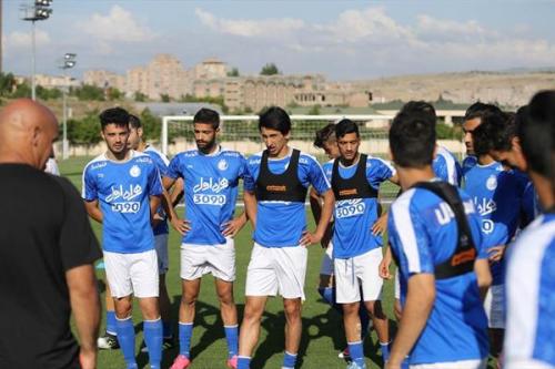 اخرین اخبار از حواشی اردگاه استقلال:جدایی سه بازیکن جنجالی ابی پوشان قطعی شد/اخراج ستاره اقای گل استقلال توسط منصوریان/نیکمت نشینی کاپیتان ابی پوشان 