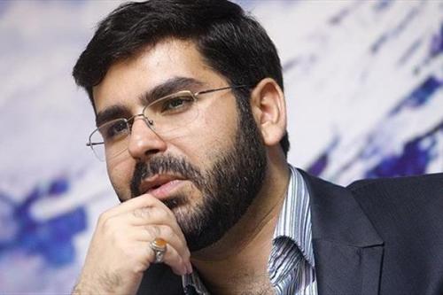 مجری مشهور بهمراه همسر و دختر چادری اش در حرم امام رضا(ع) +عکس