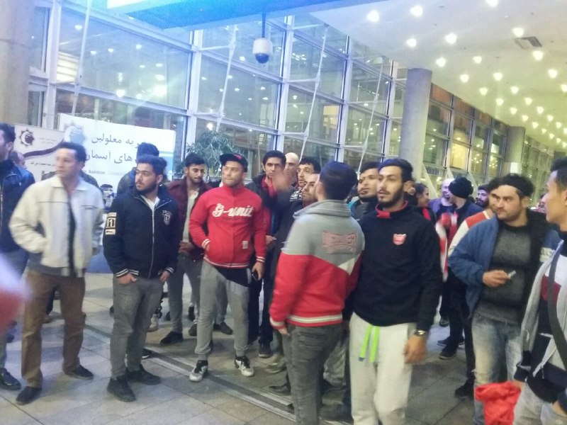 جنجال در تبریز/توهین هواداران تراکتور به مرحوم نوروزی/"پرسپولیسى ها" حبس در فرودگاه ، کار به درگیری کشید