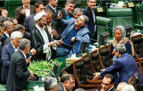 تاراج سرمایه های مادی و معنوی ملت/سلفی نمایندگان‌مجلس با موگرینی