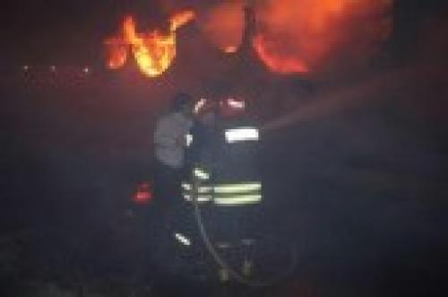  آتش‌سوزی در دو مغازه متروکه 