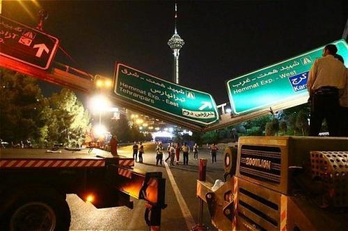  عکس/ تصادف کامیون با تابلوهای راهنمایی بزرگراه