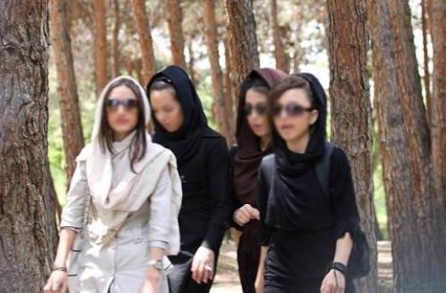 آقای دکتر زائری او از آرمانش دفاع میکند/شما به همسر شهید حججی خرده گرفته اید بماند؟