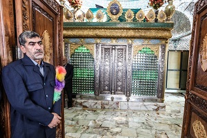  عکس/ غبارروبی حرم مطهر امامزاده سید ابراهیم(ع)