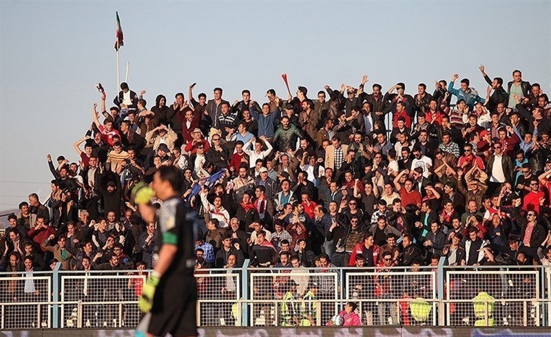  حضور هواداران پرسپولیس در ورزشگاه/ طرفداران گسترش فولاد، تراکتوری از آب درآمدند! 