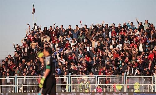  حضور هواداران پرسپولیس در ورزشگاه/ طرفداران گسترش فولاد، تراکتوری از آب درآمدند! 