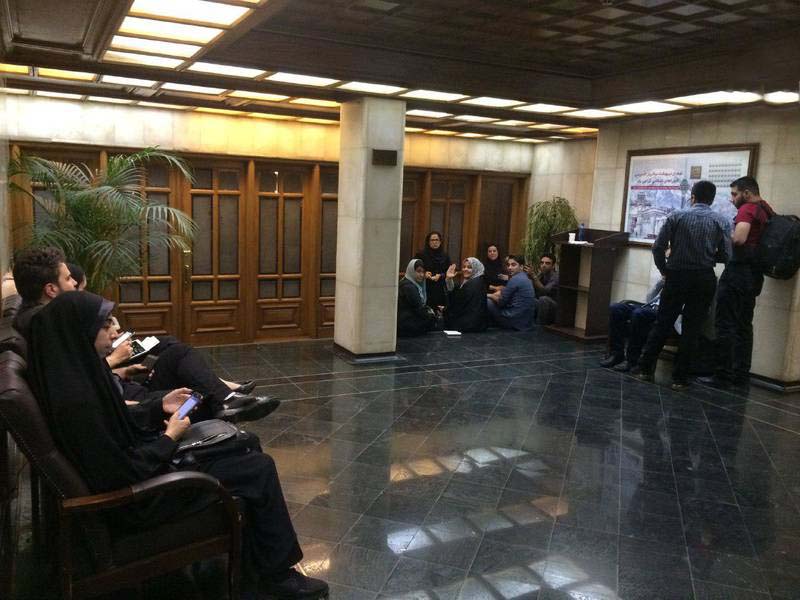  خبرنگاران پشت در جلسه شورای شهر!/ عکس 