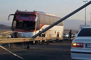 برخورد اتوبوس با گاردریل در آزادراه تهران-قم