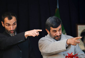  حضور احمدی نژاد در دادگاه بقایی 