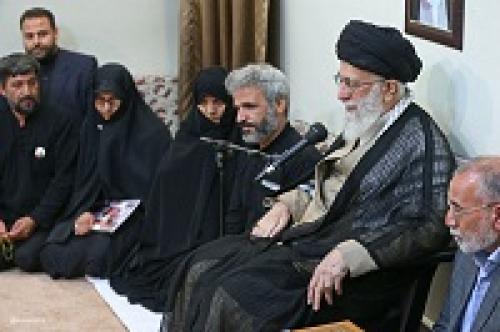  عکس/ هدیه رهبر انقلاب به خانواده شهید حججی