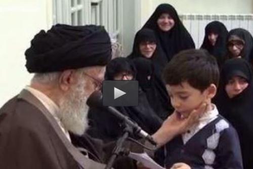 فیلم/ گفتگوی رهبرانقلاب با نوه ۵ساله شهید زنده‌دل