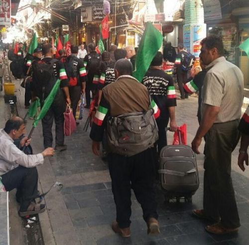 عکس/ حرکت کاروان زائران حسینی با پرچم ایران در بازار های کاظمین