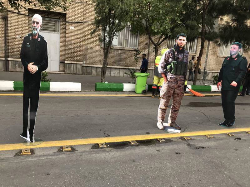 عکس/ ماکت شهدای‌مدافع‌حرم در راهپیمایی 13 آبان