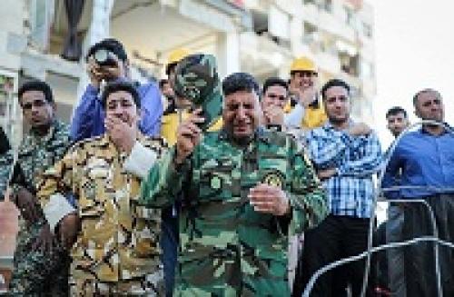 عکس/ اشک ارتشی‌ها در غم مردم کرمانشاه
