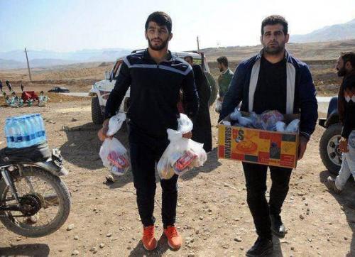  عکس/ کمک قهرمانان المپیک به زلزله زدگان