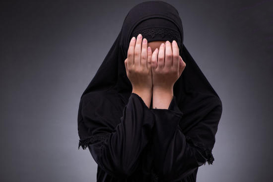  فیلم/ هتک حرمت یک دختر مسلمان در آمریکا