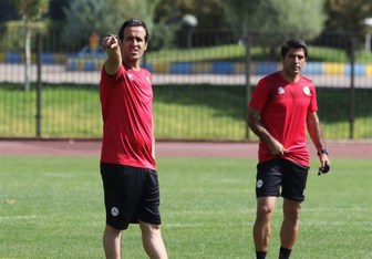  تاج جواب علی کریمی را می دهد 
